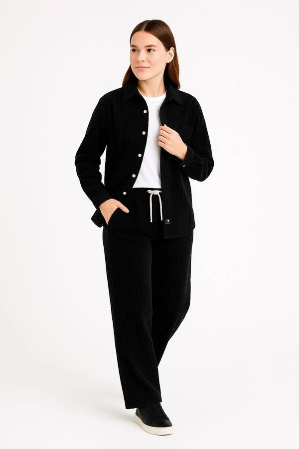Kadın Kadife Oversize Takım – Gömlek ve Pantolon İkili Set Füme Corduroy Şıklığı, Rahat ve Zarif Duruş Yumuşak Dokulu Kadife Kumaş, Düğmeli Gömlek Üst ve Lastikli Pantolon Alt Parça ile Gün Boyu Konfor- Siyah