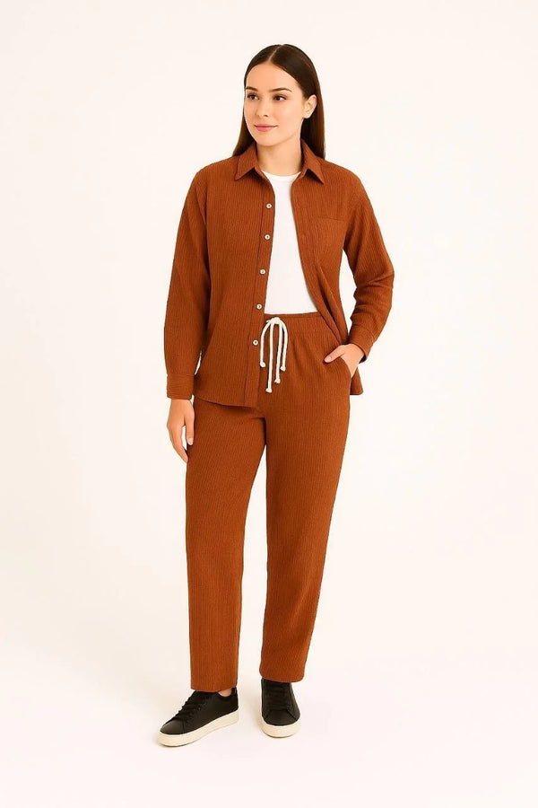 Kadın Kadife Oversize Takım – Gömlek ve Pantolon İkili Set Füme Corduroy Şıklığı, Rahat ve Zarif Duruş Yumuşak Dokulu Kadife Kumaş, Düğmeli Gömlek Üst ve Lastikli Pantolon Alt Parça ile Gün Boyu Konfor- Kiremit